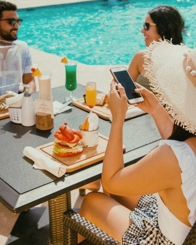 RenJaragua's tweet photo. En Quisqueya sabemos disfrutar 🤩 
Refréscate con un buen cóctel, deliciosa comida y excelente compañía con nuestro #DayPass

#DiscoverThisWay #RenHotels https://t.co/7q2V1SGKoy