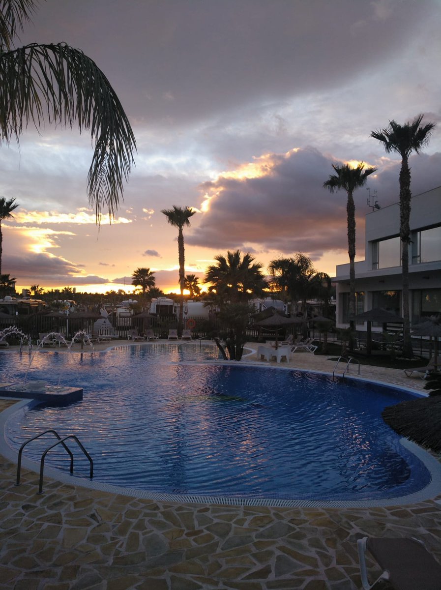 Otro atardecer espectacular! 🌄
Another beautiful sunset last night🌄
#Benidorm #BenidormTeEspera #campingalmafra