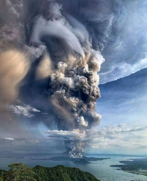ExploreEarth3's tweet photo. 🌏♥️ Taal Volcano Philippines (720x887) (OC) https://t.co/Y9f7T0u0UU #earthporn #earth #exploreearth #beauty #nature #landscape #photography #dailyphoto #earthdaily #hello_worldpics #dailyphoto #ExploreEarth #EarthPorn #AmazingWorld #nature #photography #wallpaper https://t.co/RVoPYeCpUa