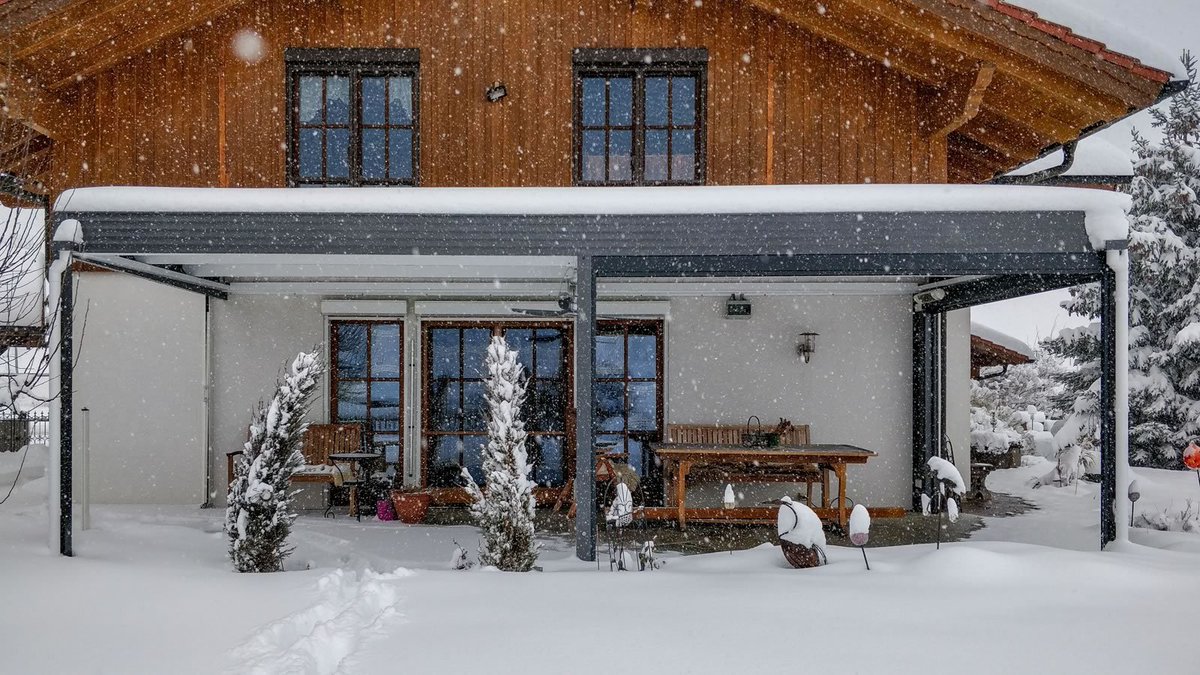 lamellendach's tweet photo. Aus aktuellem Anlass: Die Unwetterwarnung vor Schnee, Schneeregen und extremen Schneelasten zeigt uns, wie wichtig es ist, auch beim Kauf eines Lamellendaches auf die Statik zu achten. Denn eine gute Statik bedeutet eine hohe Tragfähigkeit.

https://t.co/K186mxKBBh https://t.co/YTo6pgEW0p