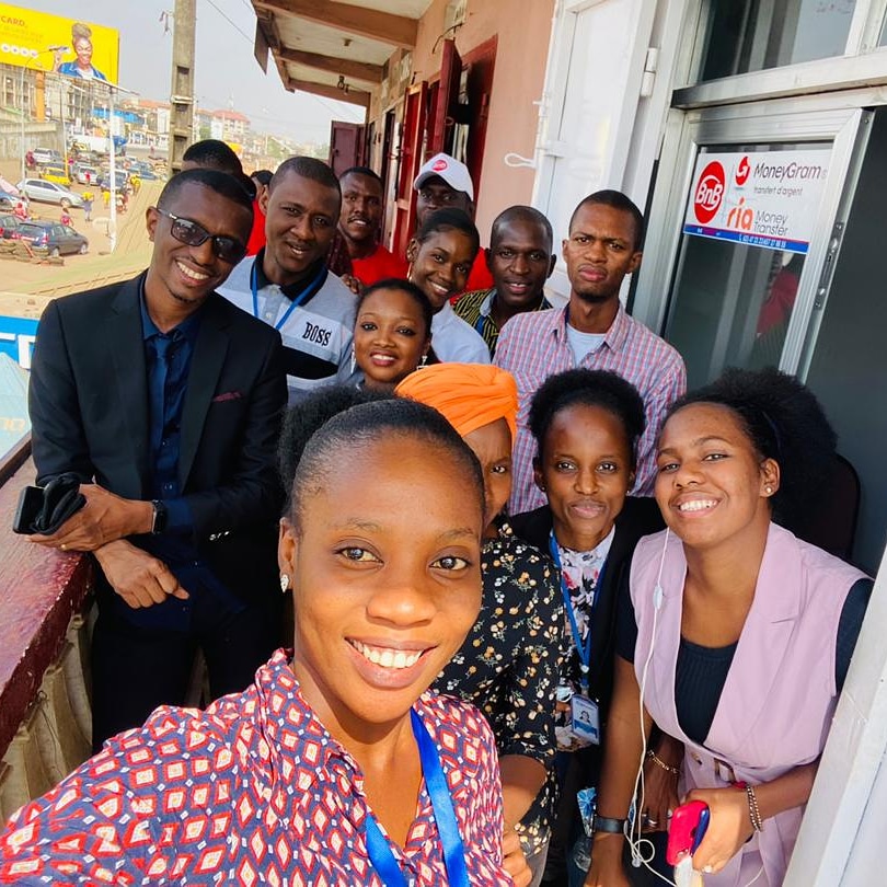 sowpedro120's tweet photo. Bon Vendredi à tous.
Ici, avec la dynamique équipe de #BnB Guinée.
Nouvelle agence de Gbessia.
Utilisez #BnBCashApp pour tous vos transferts depuis votre telephone. https://t.co/dUXWmVUmug