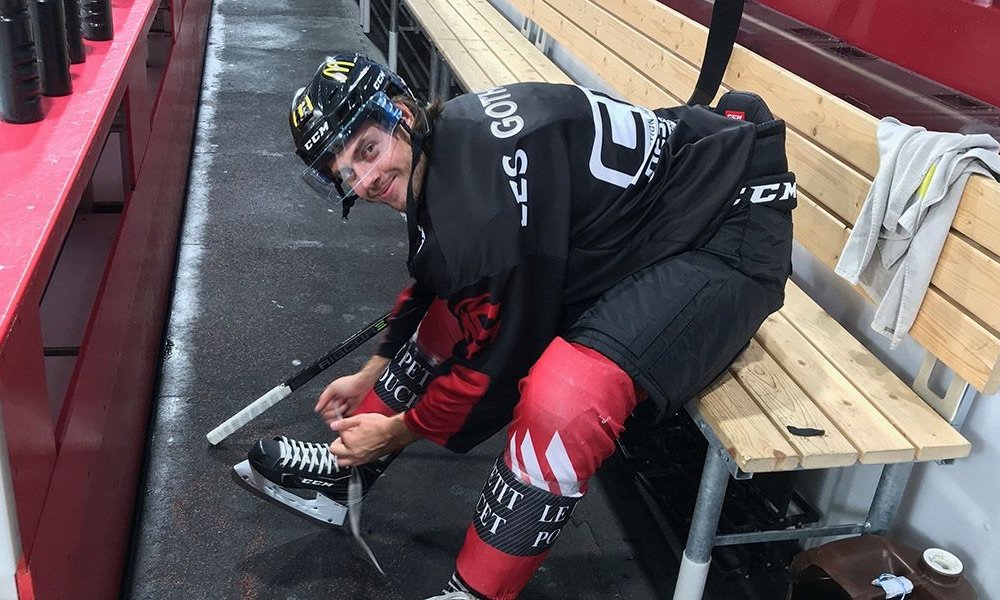 Mestis's tweet photo. ”Ei jääkiekkoilija voi olla heikko tai näyttää pahaa oloa ja jos siitä puhuisi ei kukaan kuitenkaan ymmärtäisi”

Yli 300 Mestis-peliä pelannut puolustaja Kai Lehtinen kertoo oman tarinansa osana Häpeä pois kypärästä -kampanjaa.

Lue Kain Tarina: https://t.co/qcbAsEj85G #Mestis https://t.co/n1ctJG9Ch3