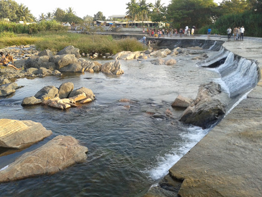 பால்ஸ் இருக்குனு சொன்னானுங்க. இருக்கிற இடத்தில இருந்து கொஞ்ச தூரம் தான் சரி போயிடு வருவோம்னு போனோம். பேரு - பல்முறி பால்ஸ். கேட்ட உடனே என்னமோ ஒரு 20,30 அடி உயரத்துல இருந்து தண்ணி விழுங்கும் நெனச்சீங்கன்னா, ஒண்ணும் சொல்லுறதுக்கில்ல. கீழ இருக்கிற படம் தான் அந்த இடம்.