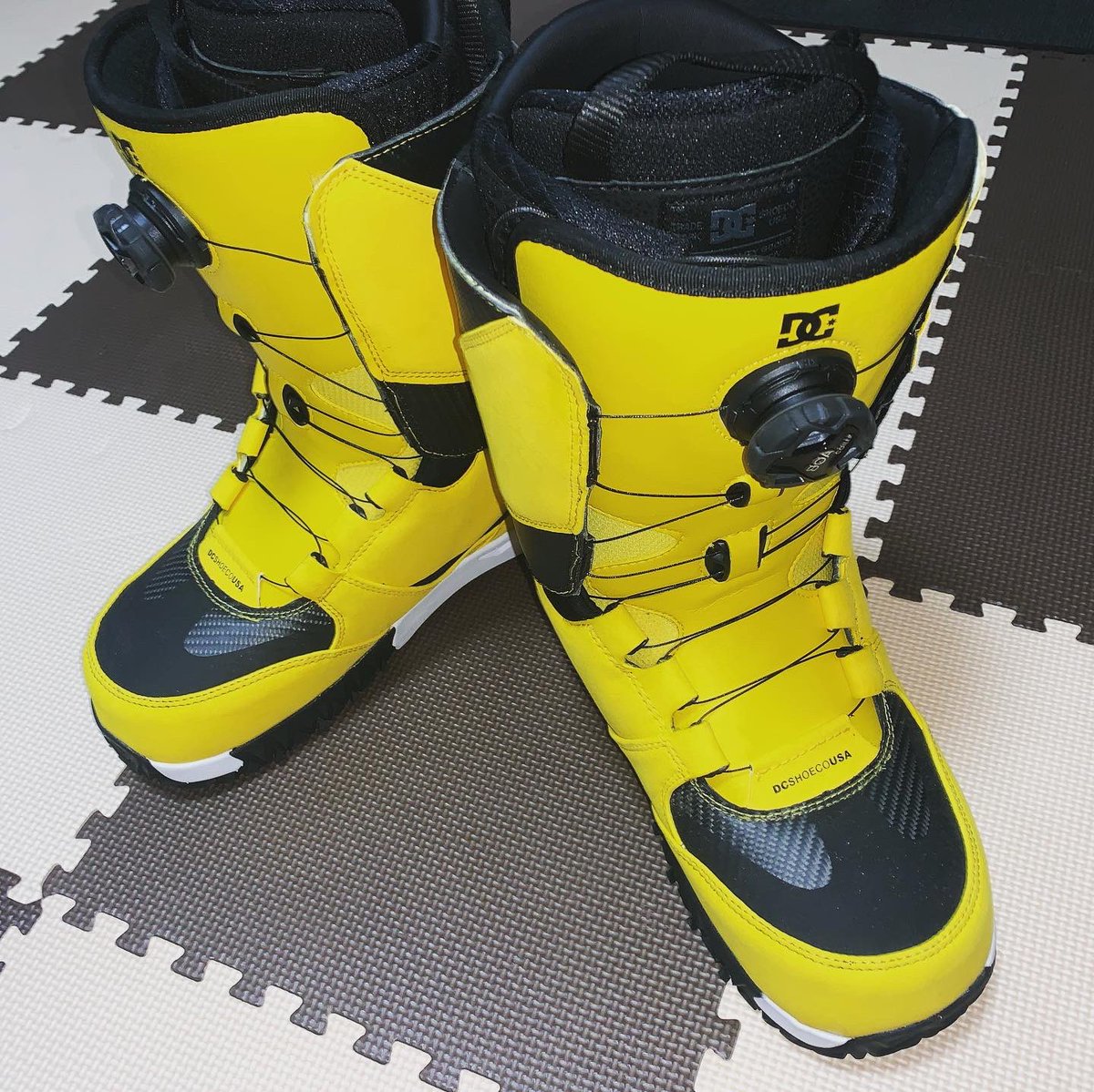 TAKUMAX2020's tweet photo. 今年ブーツ買ったのにまた買ってしまった。完全な一目惚れ。今年モデルで来年は違う色らしいので手が出てしまった。再来年までは履かない予定。
#DCUSA
#SHUKSAN
#スノボーブーツ
#20-21 https://t.co/My9OnBnV0e