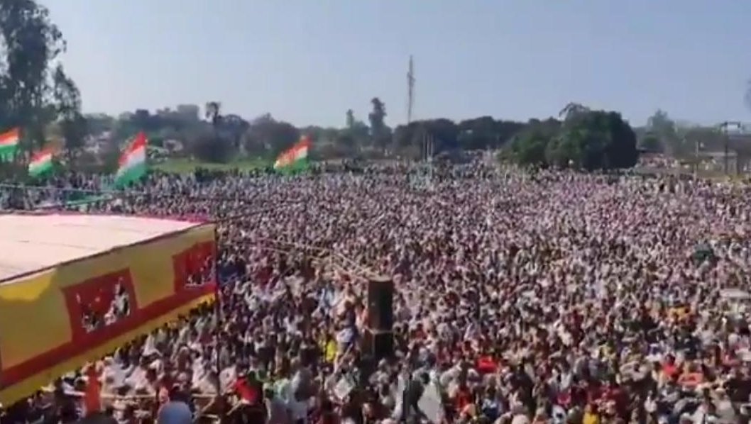 Lokawazz's tweet photo. #Shamli- शामली में किसान संगठनों द्वारा बुलाई गई किसान महापंचायत, पंचायत में भारी संख्या में पहुंचे लोग।
#Mahapanchayat #FarmersProtest #FarmersAreIndia #Lokawaz https://t.co/9e4V0UO3Vd