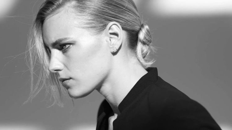 Soulsbestfriend's tweet photo. Erika linder นางแบบชาวสวีเดน เข้าวงการด้วยการถ่ายแบบ Unisex Look หล่อชิบหายยยยย เท่ห์สัสๆ แมนมาก อมก.นึกว่าผู้ชาย รู้จักเพราะดูหนัง Below her mouth ที่เค้าเล่นนน ออร่าหลัวจับบบ แงงง #LinderFans #erikalinder @ErikaLinderFans https://t.co/Wrb1XFBYrf