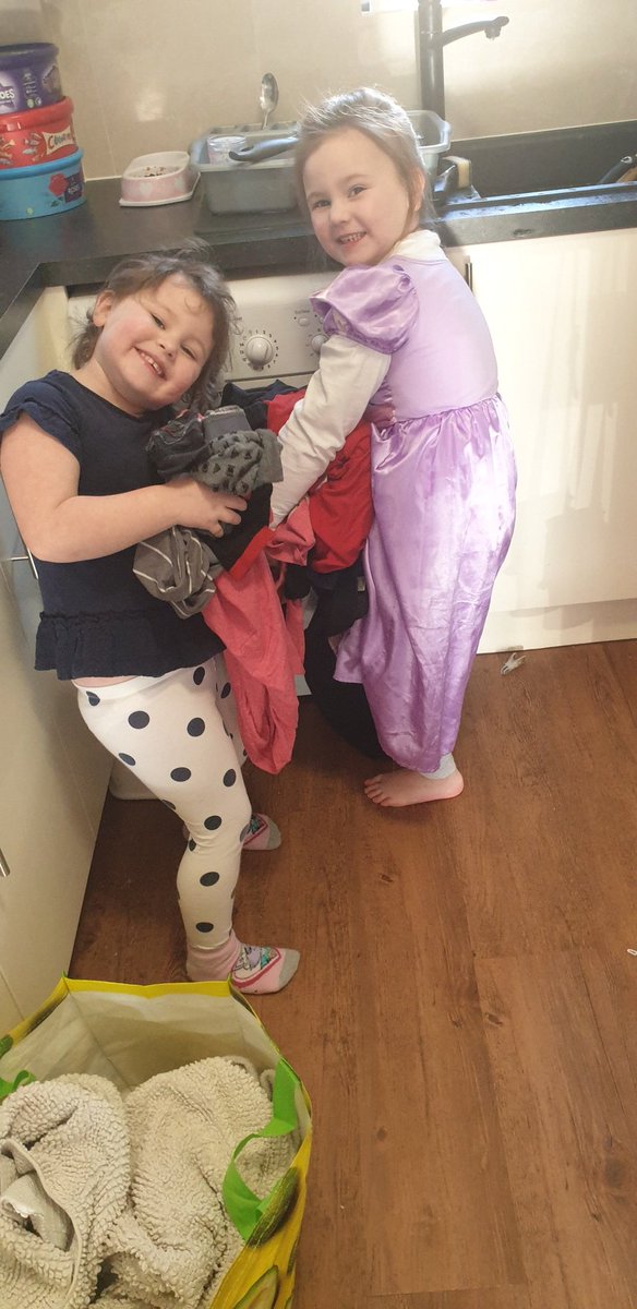 ZoeJxx's tweet photo. Rapunzel and her sister doing a house challenge, I could get use to this! MPA 💞 @MartleshamPri @FrostedSixteen https://t.co/sGKQS7a6Ty