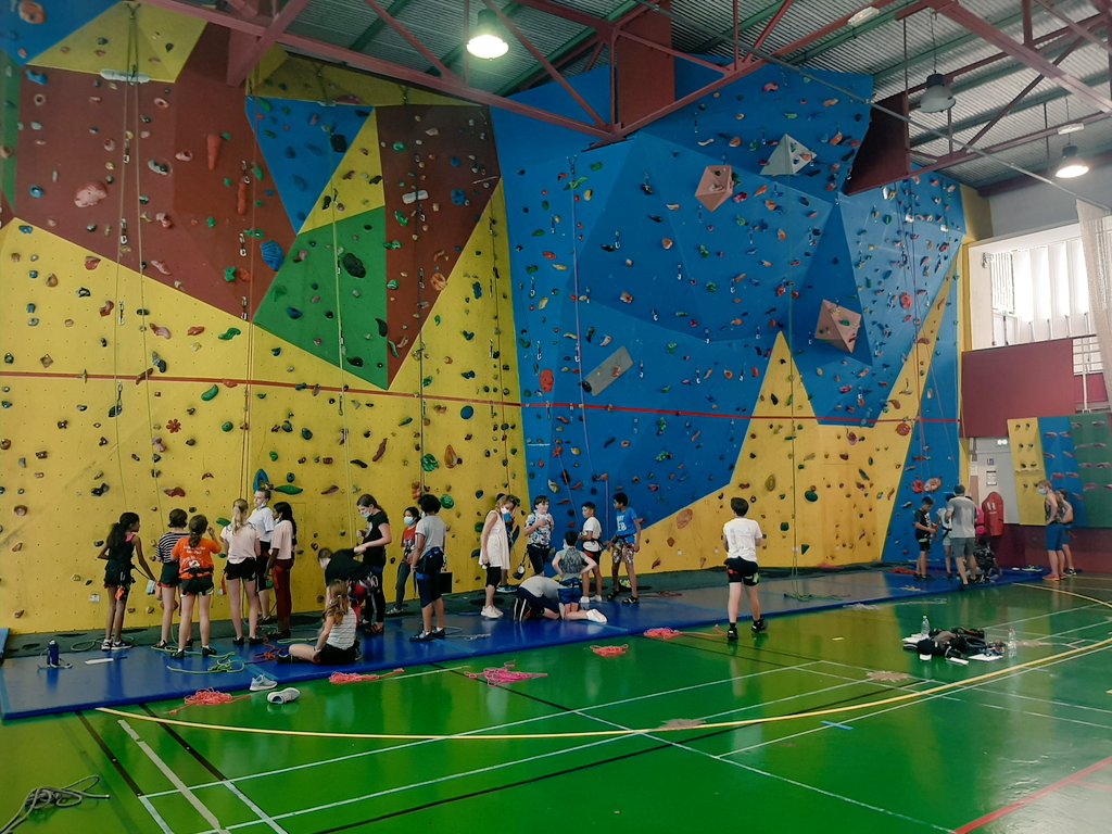 UnssOUEST's tweet image. Dans l'ouest, la #SOP2021 a permis à des jeunes de participer à des sports en compagnie de personnes porteuses de handicaps, en présence de @PChatonnay. En parallèle les élèves du LPO hinglo ont pu profiter des jeux de plage à l'ermitage. @unss_reunion @AcLaReunion #teamunss