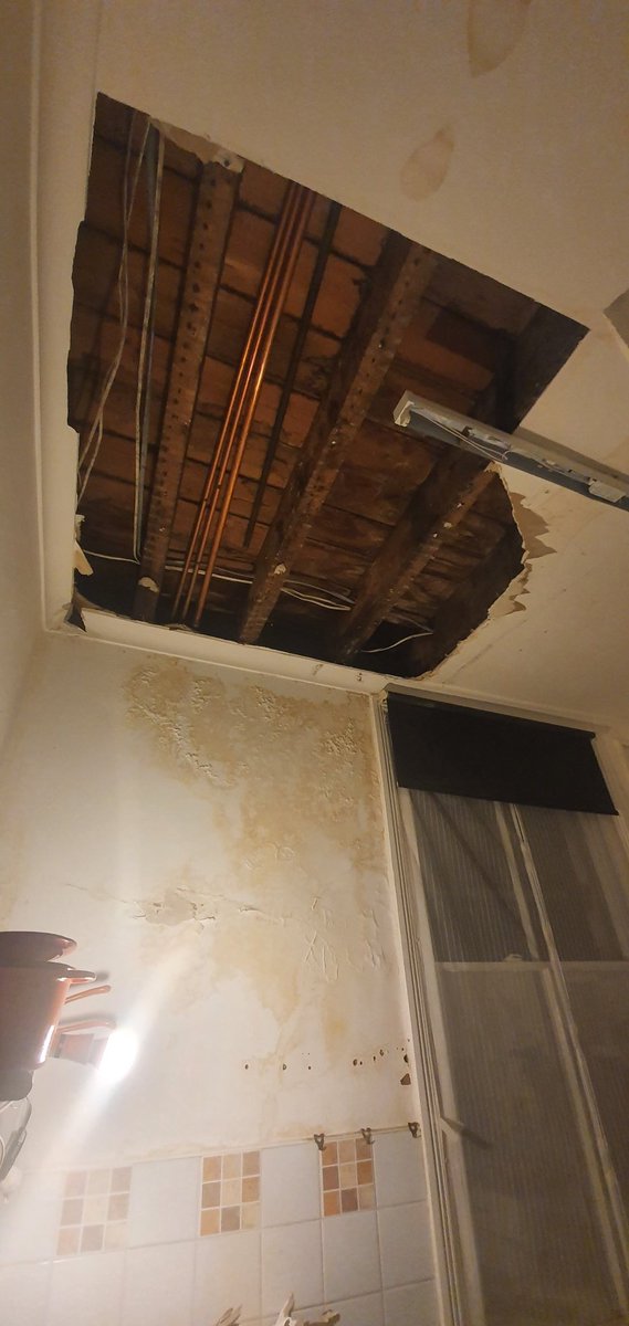 1Vanessa_Duncan's tweet photo. 1 bed flat Islington. It's been 8months of a leak from the roof. 100+ emails to Peabody and subcontractors, numerous emergency calls, multiple contractors in my flat seemly not equipt to do the work. Working from home in unsuitable conditions. https://t.co/ewJh7mBQtc
