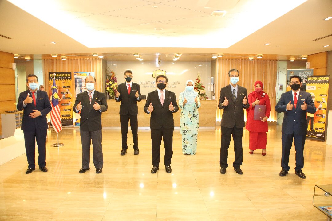 RoslanMdTaha's tweet image. Sekalung Tahniah Arkitek Pn Nik Ainun @za62man atas kenaikan pangkat sbg Pengarah Kanan @CKBA1_JKR

Time flies.
Kpd YBhg Datuk Ir @RuslanAbdAziz Dato @irshahabuddin &amp;amp; Sr Pn Maselawati, Selamat Bersara. Segala jasa bakti tuan/puan akan tetap dikenang &amp;amp; moga kalian dirahmati Allah.