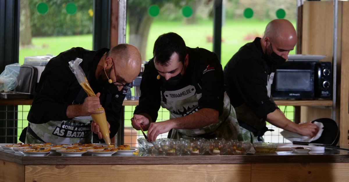 comeacomarca's tweet photo. 👩‍🍳👨‍🍳 Os equipos de #Fisterra e #TerraDeMelide xa teñen os coitelos preparados para #ComeAComarca #AsBatallas9 ⚔️

👉 O mércores a partir das 23:10h na @TVGalicia 📺 https://t.co/4RT2Rm0qxS