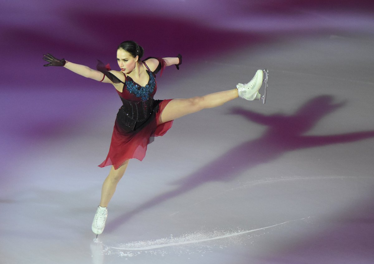 simonenko_andre's tweet image. Перед началом прыжкового турнира выступили Алина Загитова (Notre Dame de Paris) и Евгения Медведева (песня Анны Герман)