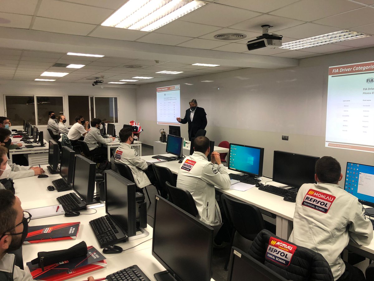 MonlauMotul's tweet photo. ¡Termina la primera semana del Máster de Ingeniería en Motorsport!
Los alumnos han disfrutado de una clase magistral con Jaime Serrano, sobre la introducción al #motorsport en #automovilismo.
#Ingeniería #Máster #MonlauRepsol https://t.co/gFCAFYduSo