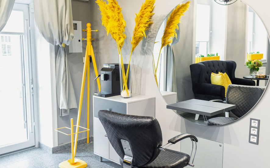 VersumSoftware's tweet image. Scandinavian, industrial or rustic? 🧐 If you are tired of outdated, generic interior designs check our take on the best modern ideas for small salons! 😍
bit.ly/3cIeyBm