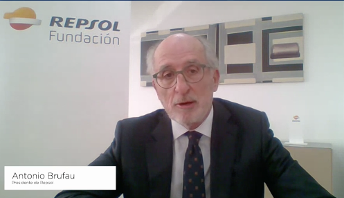 Funseam's tweet photo. "Antes de la pandemia teníamos que afrontar los retos de una transición energética eficiente, sostenible y justa. Ahora tenemos que hacerlo más deprisa, desarrollando una nueva economía más inclusiva y más colaborativa." Antonio Brufau, presidente de @Repsol #SFunseam https://t.co/cMLc5XjuEO