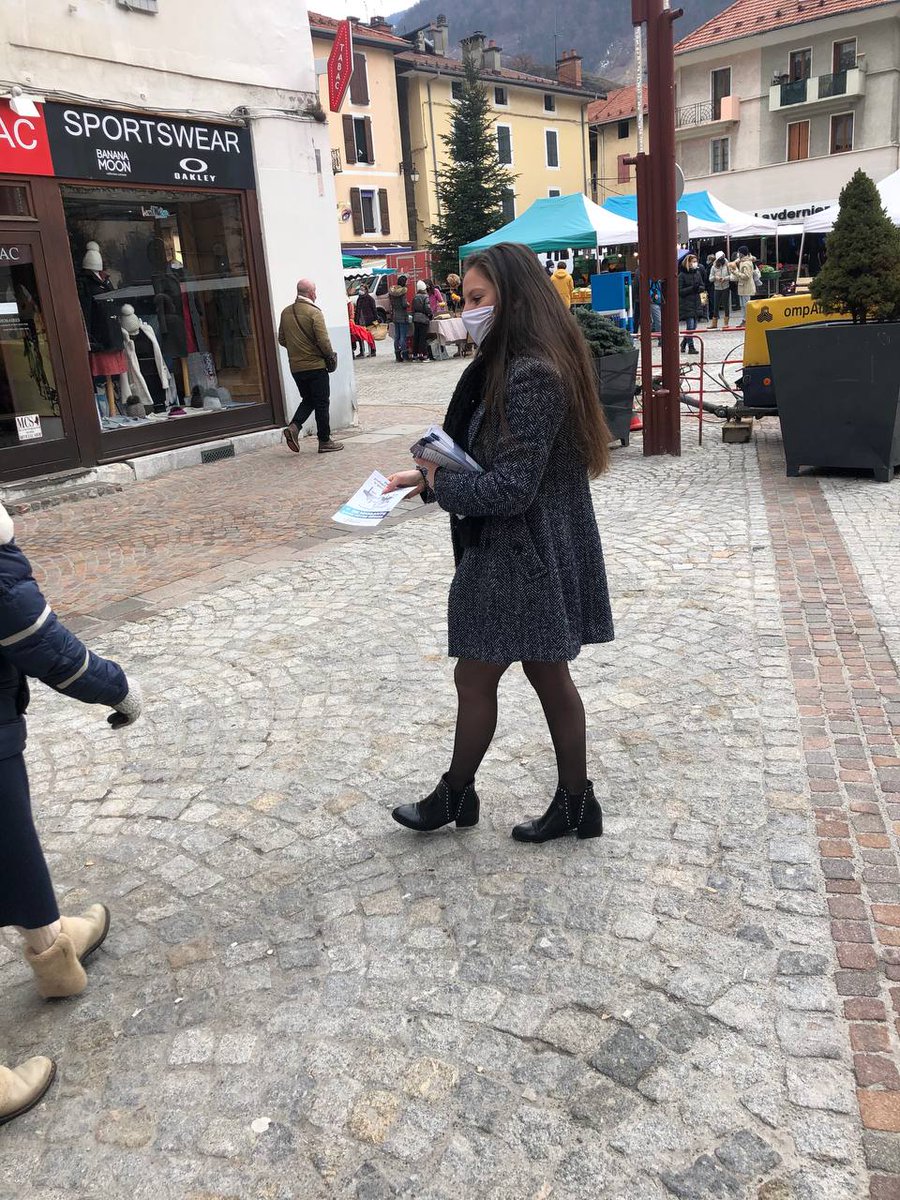B_Bernard73's tweet photo. Tractage sur le marché de #Moutiers ce matin 🏔📄
🔵 Nous dénoncions l'augmentation de l'accueil des migrants dans notre région (+45% en #AURA). 
L'avis des Moutiérains est clair sur ce sujet :
Comme nous, les personnes rencontrées souhaitent un référundum sur l'immigration ! 🇨🇵 https://t.co/yQrGp4NLNE