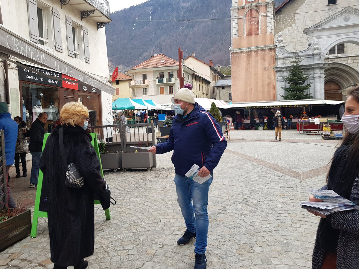 B_Bernard73's tweet photo. Tractage sur le marché de #Moutiers ce matin 🏔📄
🔵 Nous dénoncions l'augmentation de l'accueil des migrants dans notre région (+45% en #AURA). 
L'avis des Moutiérains est clair sur ce sujet :
Comme nous, les personnes rencontrées souhaitent un référundum sur l'immigration ! 🇨🇵 https://t.co/yQrGp4NLNE