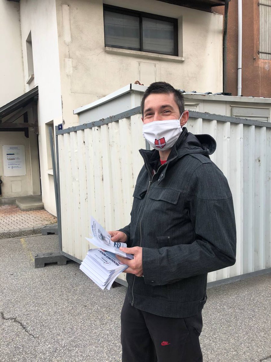 B_Bernard73's tweet photo. Tractage sur le marché de #Moutiers ce matin 🏔📄
🔵 Nous dénoncions l'augmentation de l'accueil des migrants dans notre région (+45% en #AURA). 
L'avis des Moutiérains est clair sur ce sujet :
Comme nous, les personnes rencontrées souhaitent un référundum sur l'immigration ! 🇨🇵 https://t.co/yQrGp4NLNE