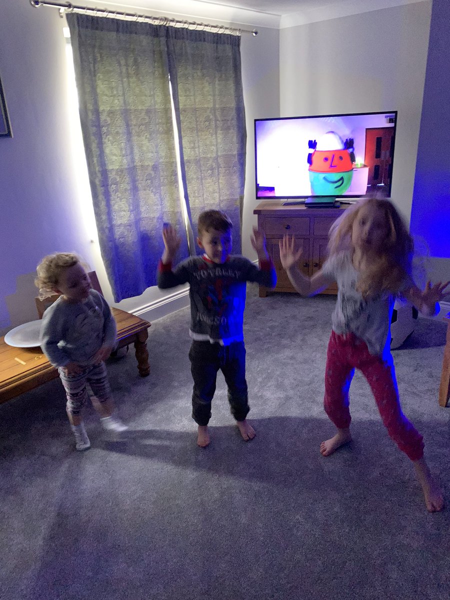 sezjayphil84's tweet photo. @Urdd Cara, Alex ac Ella o @llangynnwr yn joio disgo rithiol @urdd https://t.co/3ZkUbV8tcw