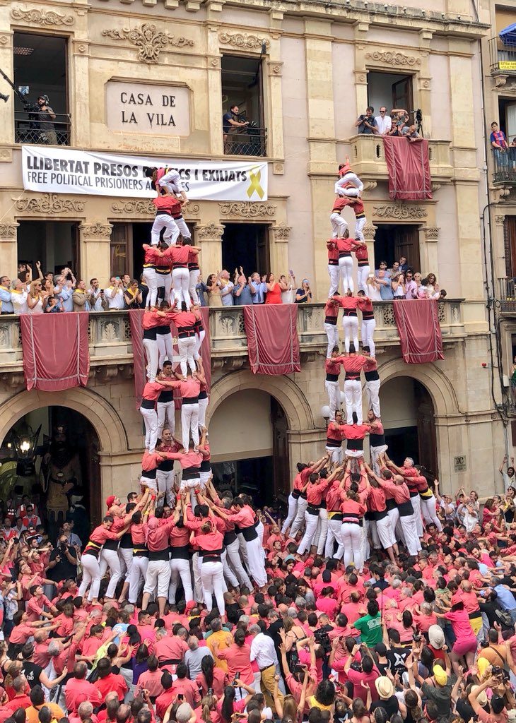 revistacastells's tweet image. Un dels moments més espectaculars del 2018 va arribar ben d’hora: per Sant Joan la @collavella va sorprendre a la tercera ronda amb dos castells de 9 alçats de forma simultània.
👉ow.ly/zIsa50DrYRW
#castellers #40de9