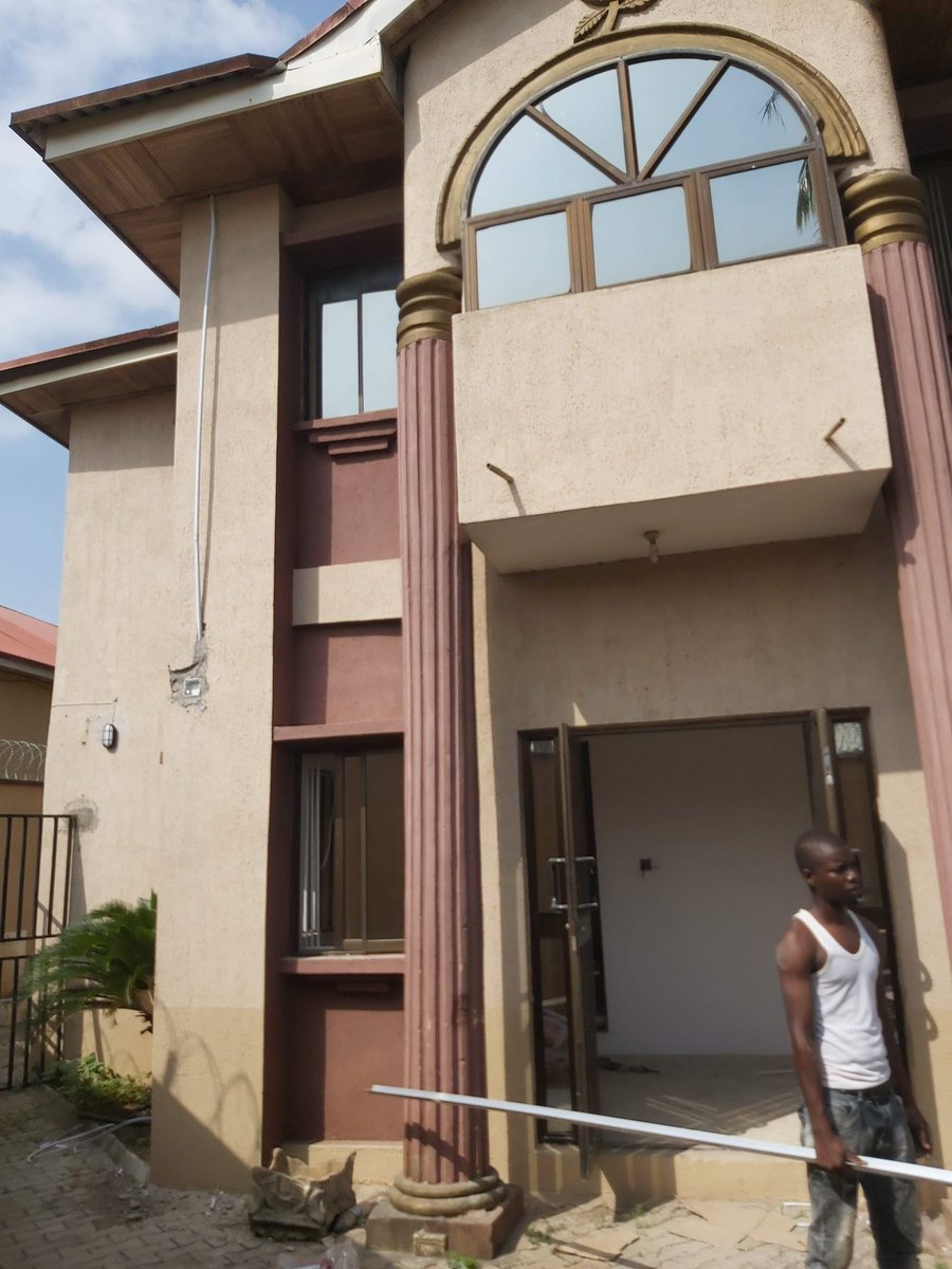 Wayne_gurl's tweet photo. I finally completed my first renovation 💃🏽💃🏽💃🏽. Residential building to a Commercial building. Before and After photos👇🏽 https://t.co/nbPcsCiDak