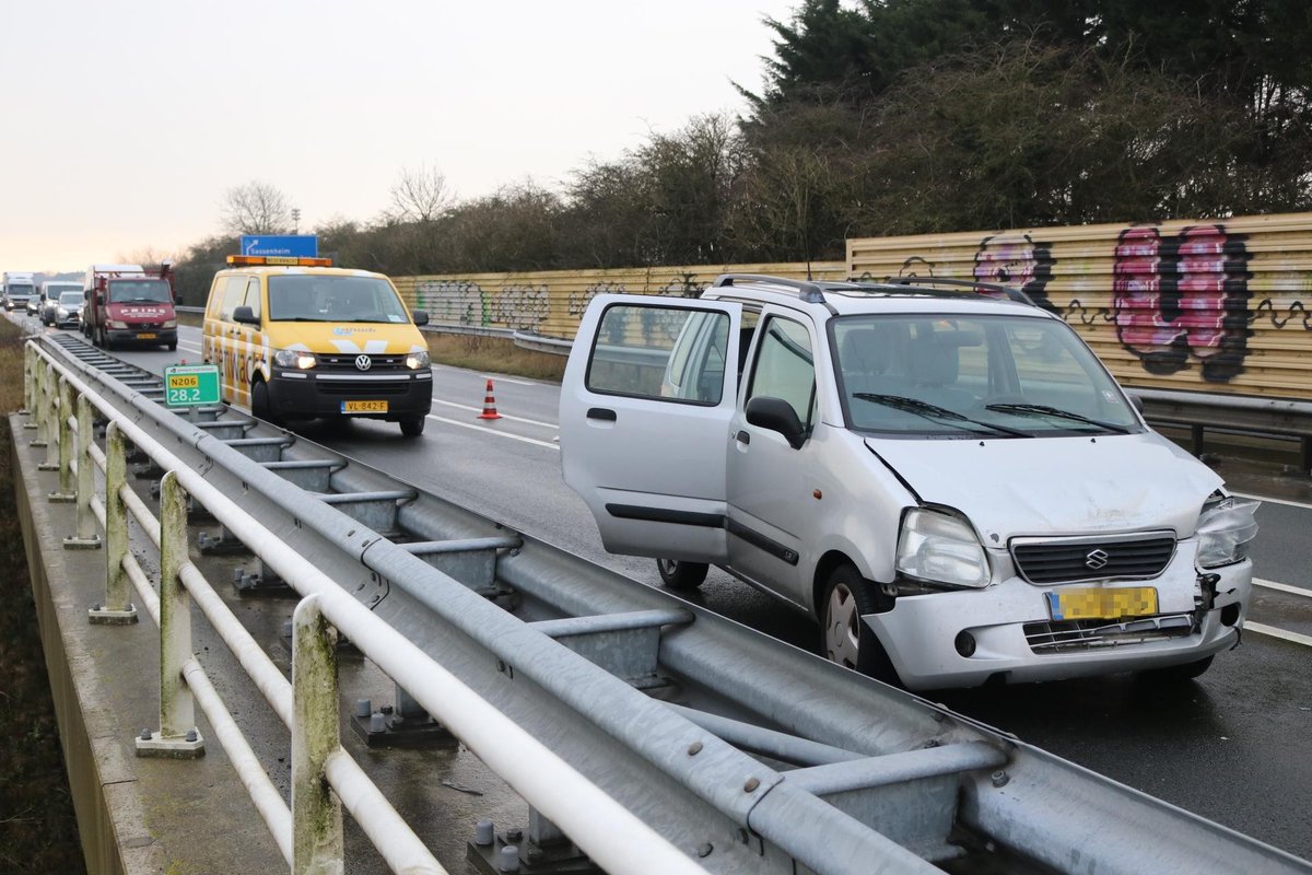 Auto total loss na ongeval op N206; files van en naar Noordwijkerhout..