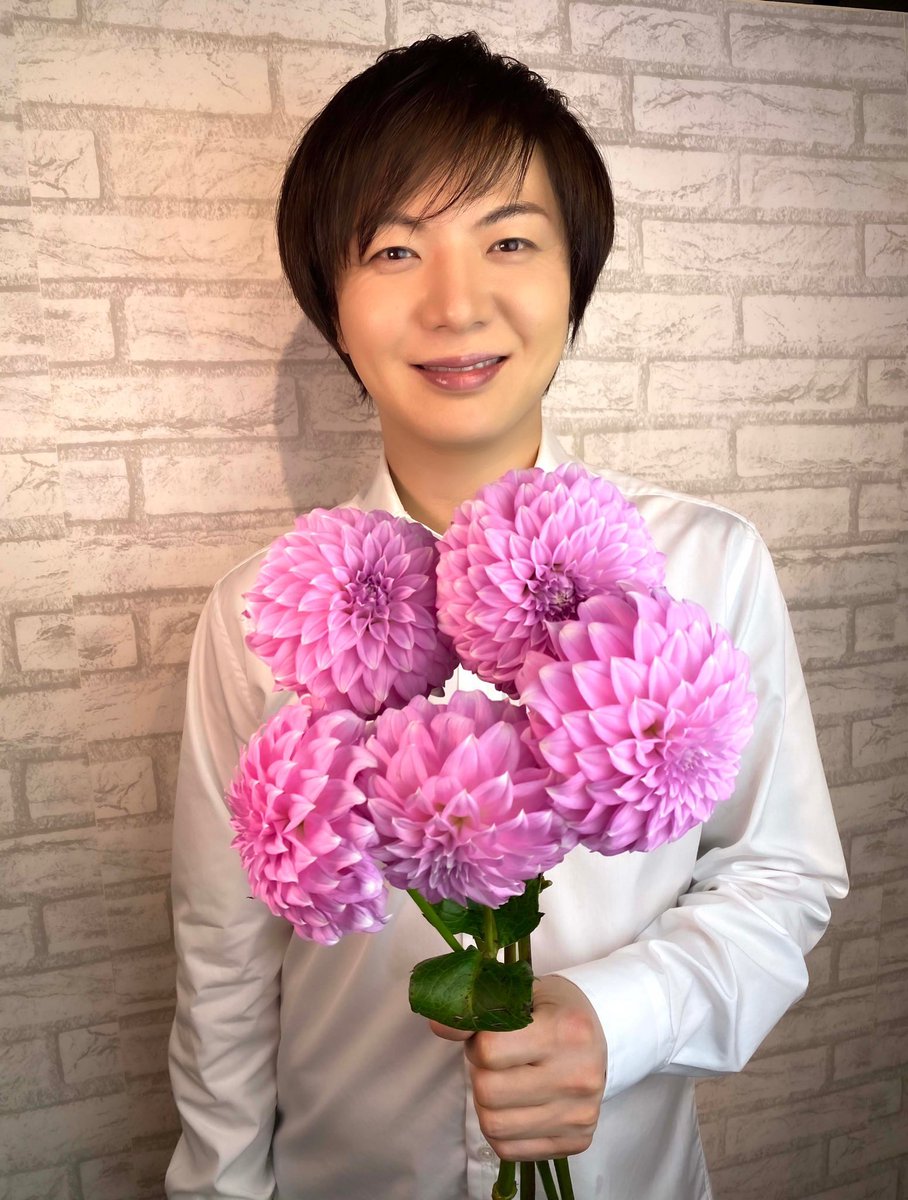 竹島宏スタッフ 公式 ダリア ５本の花言葉 あなたに出会えた 心からの喜び まるで彫刻のような花びら 華やかなのに慎ましさもあり うっとりするほど美しい 花言葉は皆さんに伝えたい言葉 今日も１日お疲れ様でした ひろネット 花言葉