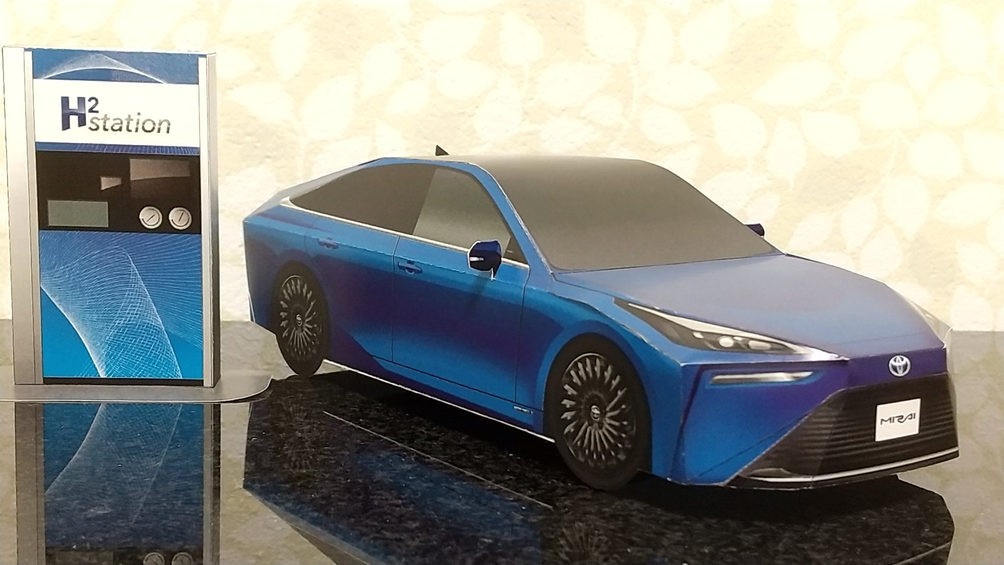 よし ペーパークラフト トヨタ ミライ トヨタカローラ姫路 さんのホームページで公開されている ペーパークラフト です ホームページを覗いたら新作が公開されていてウキウキ 新型ミライめちゃくちゃかっこいいですよね 作れて大満足です