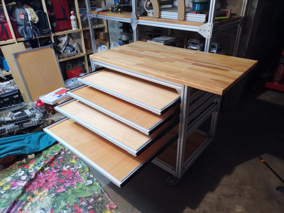 Mister3DMaker's tweet photo. Desserte, atabli mobile, je vous laisse choisir la dénomination. Je vais ajouter une planche coulissante, il reste encore de la place :) https://t.co/gNpVE5RgDK