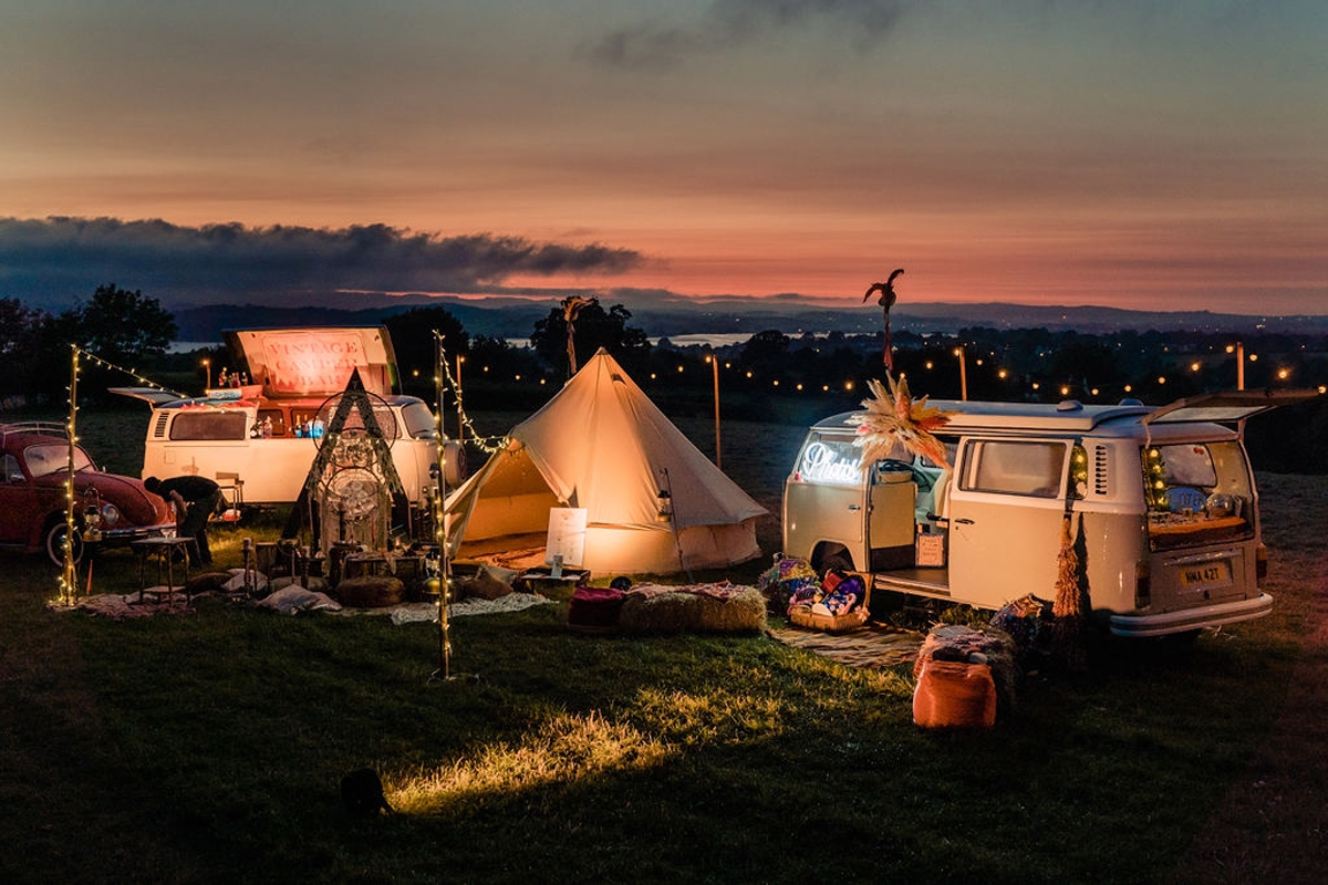 WEDMAGAZINE's tweet image. Take a vintage camper booth, free-spirited fashions and dreamy decor for a festival vibe that's fun, frivolous and utterly fabulous: wedmagazine.co.uk/festival-weddi… @YetiPhoto