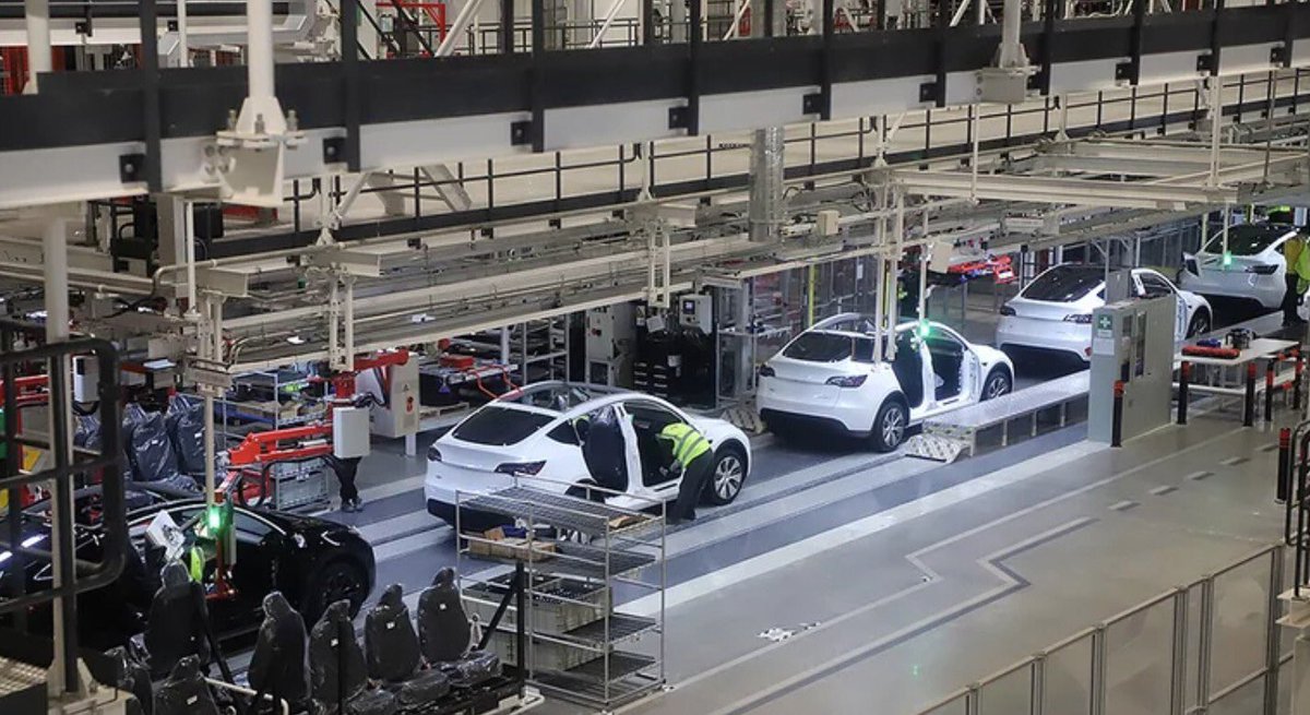 TheTeslaLife's tweet image. #Tesla producing a #ModelY every 2 minutes at #GigaFactory Shanghai teslarati.com/tesla-model-y-…