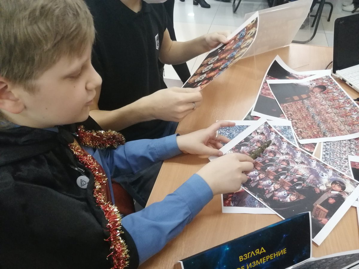 На площадке Центра чтения гости #НочьГарриПоттера тренируют взгляд в иное измерение!
#неделя_фэнтези #Книгомания2021 #Год_книги
