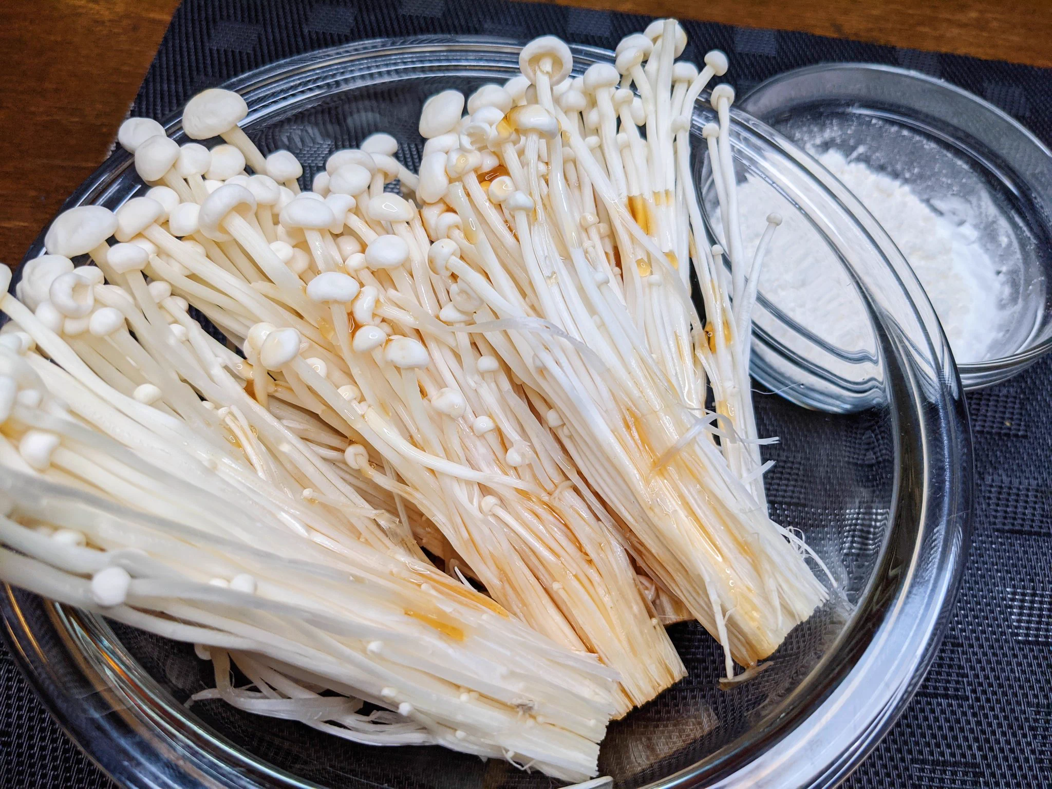 サラダに添えて食べたい！お家で居酒屋気分を味わえる、フライドえのきの作り方！