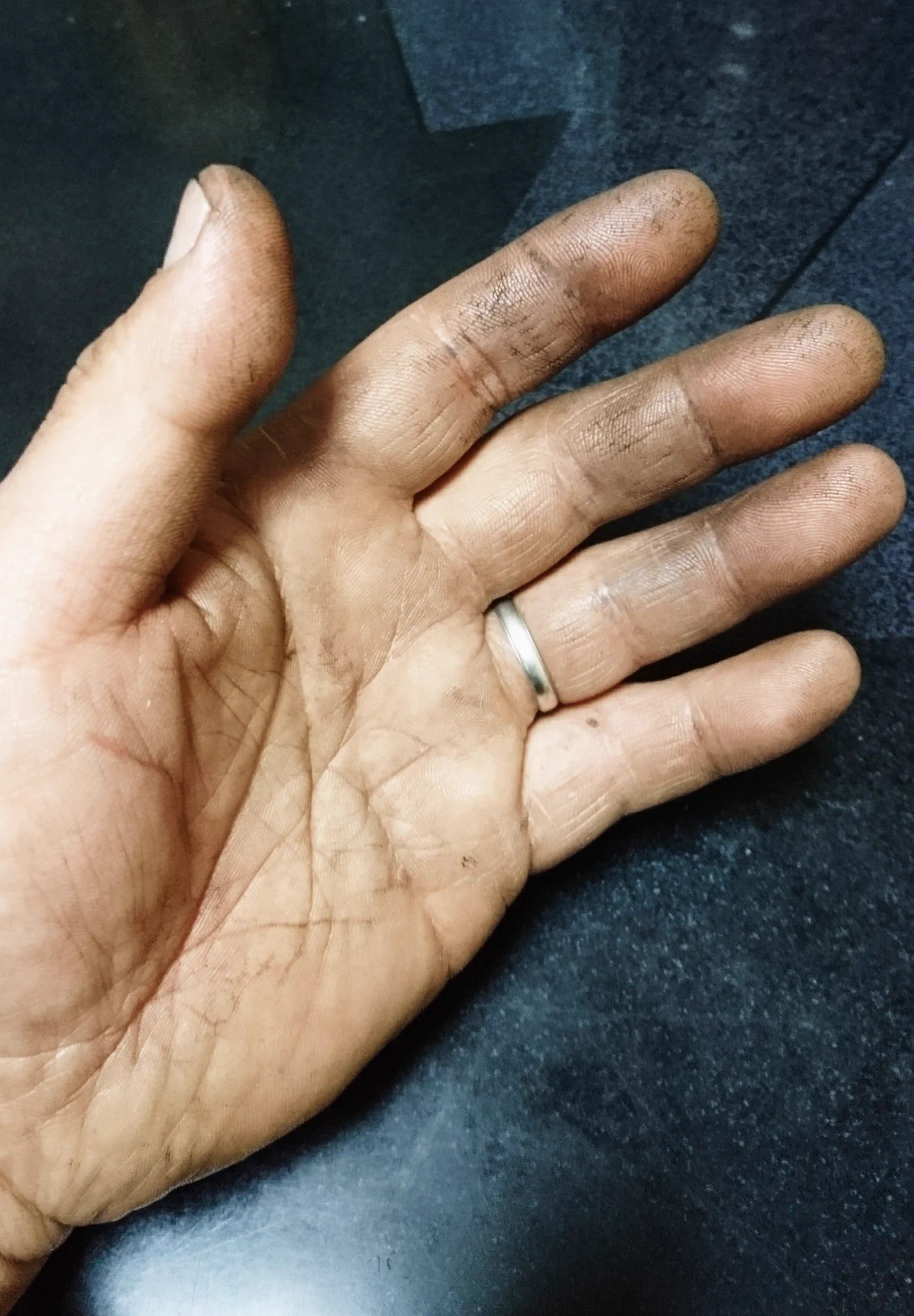 @9y2NM7zuz24sVfn 48歳しがない自動車整備工の手ですf(^_^; 