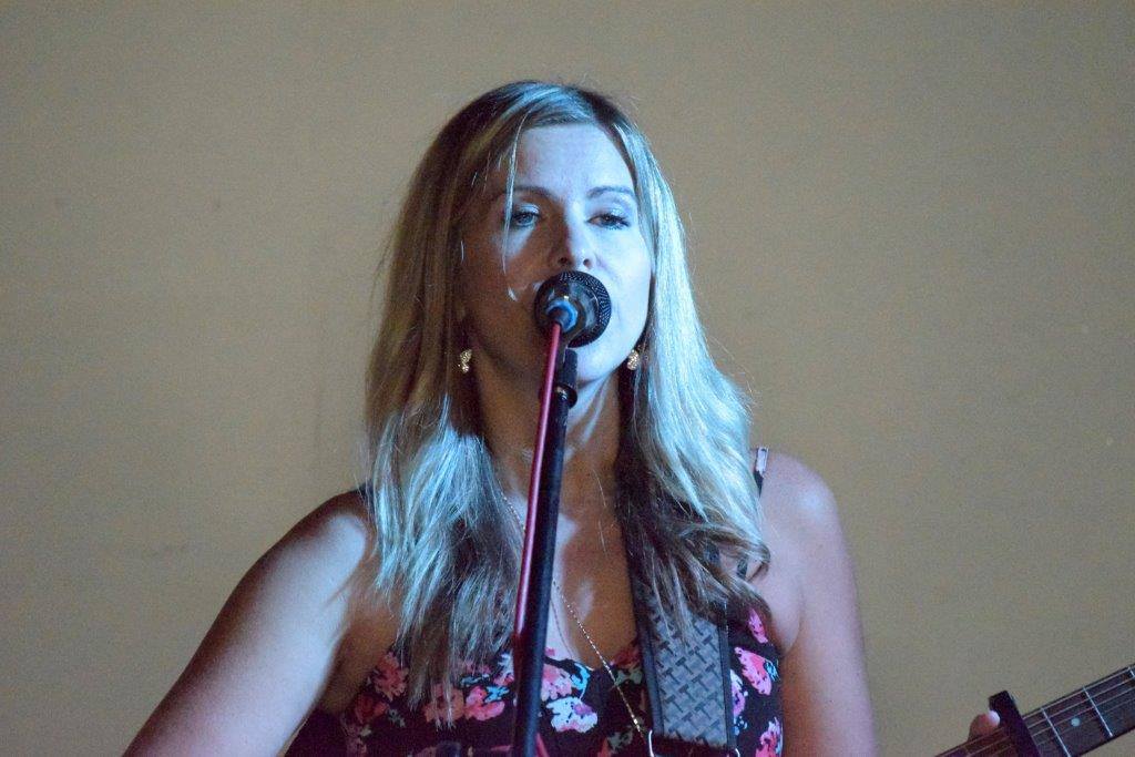 BosveldStereo's tweet image. Van ons almal by Bosveld Stereo Baie geluk aan @JeanetteHeuning  wat vandag verjaar. Ons wens vir haar net die mooiste en beste toe vir die toekoms! Nogmaals baie dankie vir alles wat jy vir Bosveld Stereo doen. @HeuningOfficial