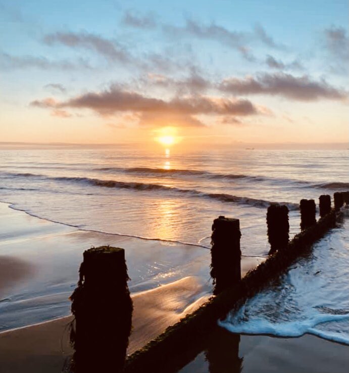 Early morning Sandown sunrise. This marvellous image comes courtesy of Marsha May Pilchcock from the Sandown Hub Facebook page. 👌👍👊@SHAA_IOW @SandownBay