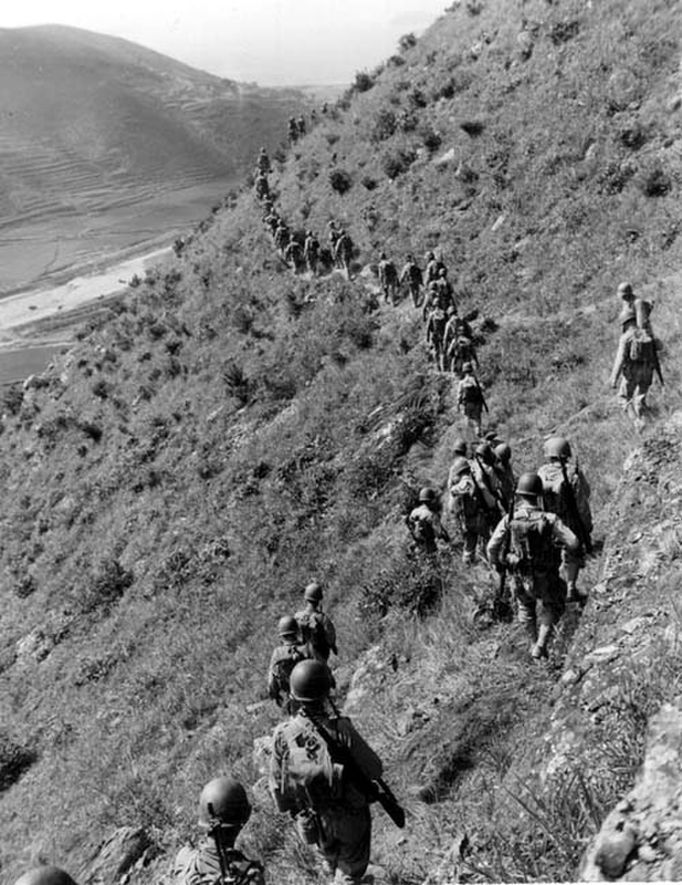 [7 of 12]Soldiers of the  @EighthArmyKorea, fighting the North Koreans, quickly found this to be ineffective. The rugged terrain and primitive state of road networks in Korea didn't really allow for rapid movement to a medical facility.