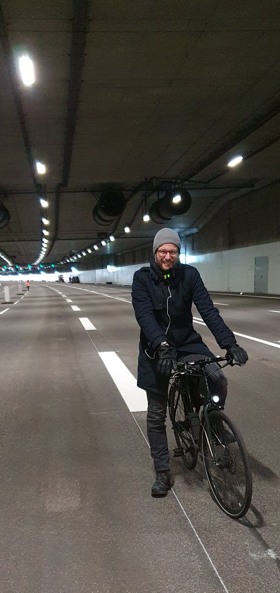 bvm_hh's tweet photo. Heute wurde der Tunnel Stellingen auf der A7 fertiggestellt. Der neue Lärmschutzdeckel wird rund 54.000 m² neue Grünfläche entstehen lassen. Verkehrssenator @anjes_tjarks: „Das optimiert die Attraktivität des Stadtviertels und die Lebensqualität der Bürgerinnen und Bürger.“ https://t.co/yozJRh4wLO