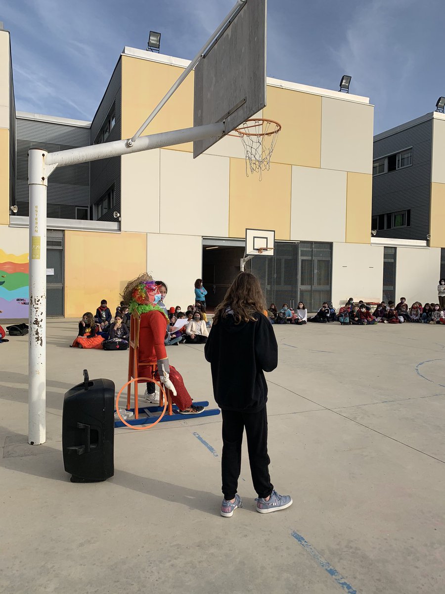 Comença la festa!! Avui ha arribat el Carnestoltes a l’escola. Els nens i nenes de 6è ens han llegit el pregó. Dilluns tothom amb pijama!!!