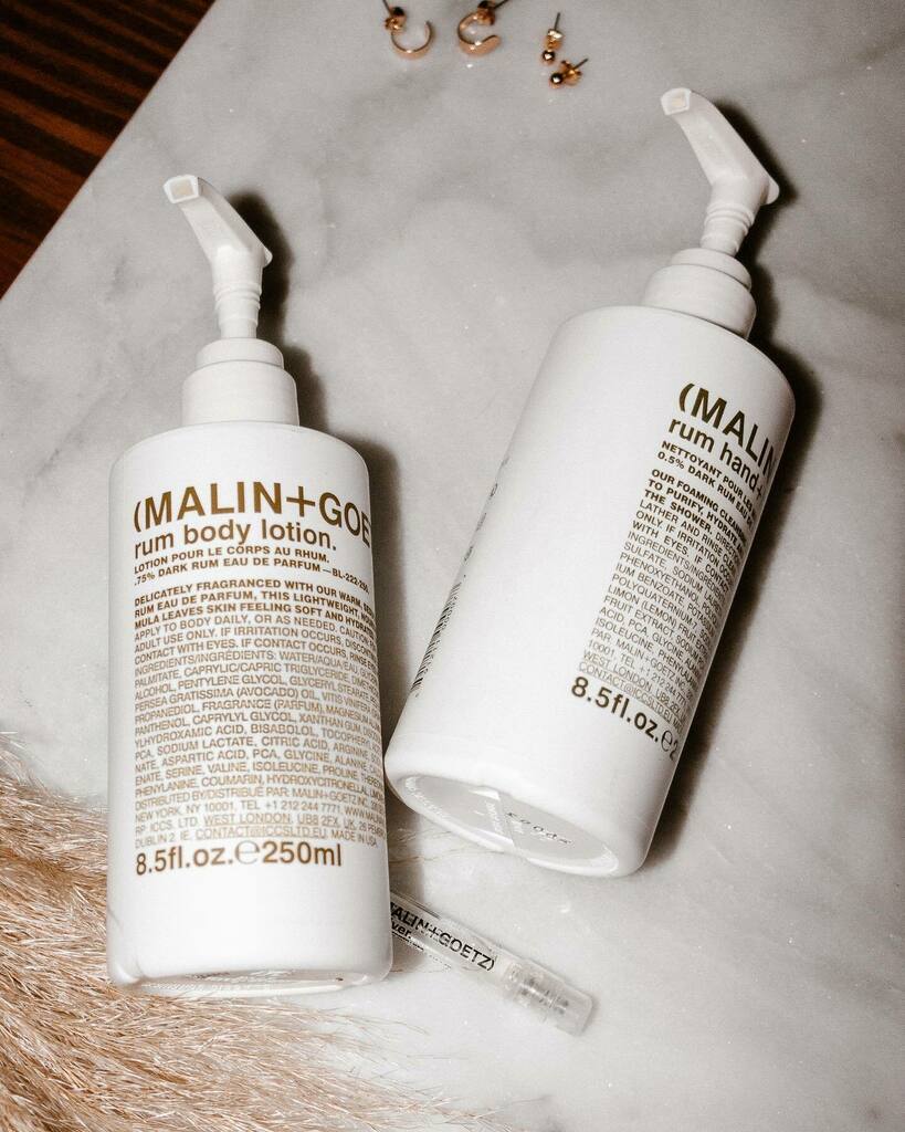 Jamiellanders's tweet image. I do it for the ✨ scent ✨ Dark Rum by @malinandgoetz has been my favorite because it’s warm and calming. It has a plum undertone to it that smells amazing! They sent over the lotion and hand/body wash thats equally addicting and a few samples of skin… instagr.am/p/CK63r_8HQRe/