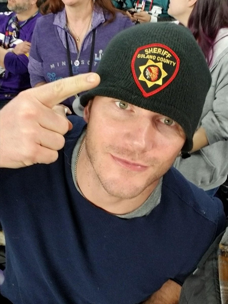 Cully Pratt's brother Chris Pratt has helped promote the sheriff's office and his brother's woodcarving business.Chris Pratt has also at times been seen with his brother and Stockton wearing symbols favored by the Three Percenter movement. 8/x