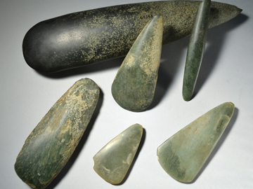 Es cierto que durante el Neolítico se dio un fenómeno de circulación de hachas pulimentadas de jade alpino con pico a mediados del V milenio a.C. y que ha sido ampliamente estudiado por Pierre Pétrequin y su equipo.