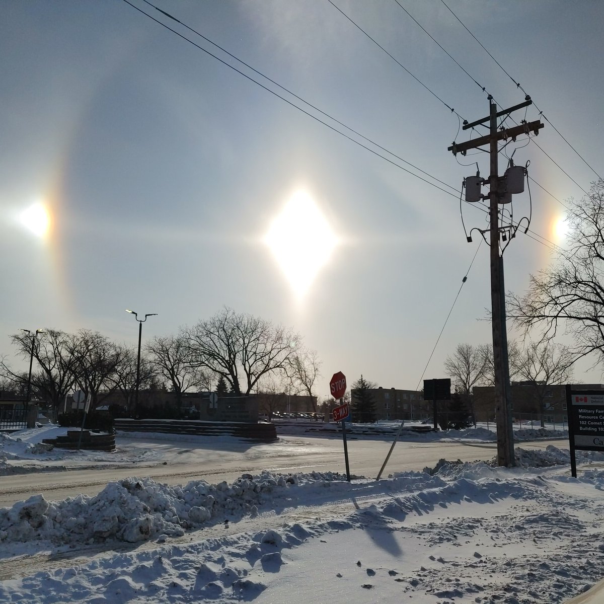DefiantScrbblr's tweet photo. Oh hi Sky Diamond!
#17Wing #Winnipeg #sundog https://t.co/EwFj25BqiP
