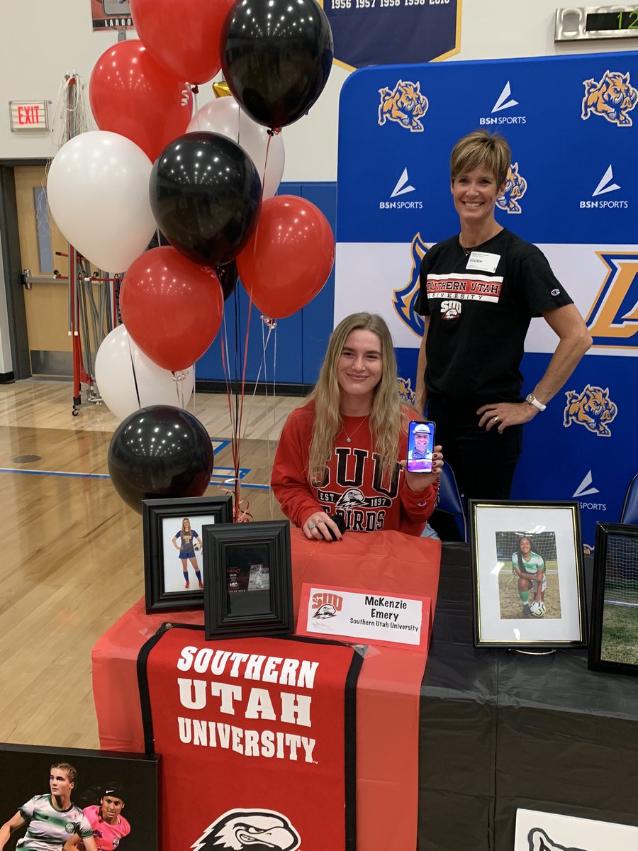Danflynn11's tweet photo. Signing day at Largo High. Proud to have coached these girls the past 4 years. Great things ahead for them at Austin Peay, Southern Utah, Agnes Scott and The Citadel.@Biggamebobby @HSSportsFL @TBO_PrepSports https://t.co/SU85rUiR06