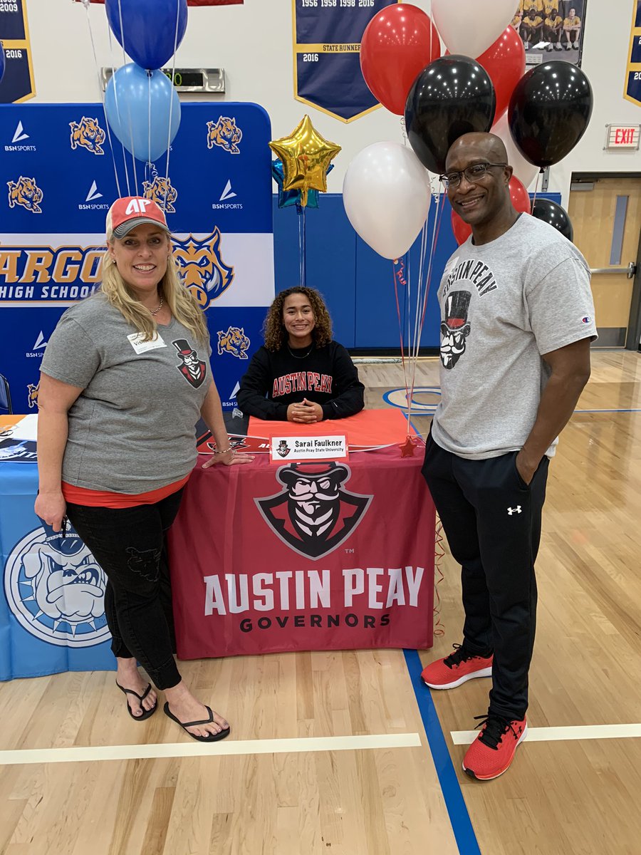 Danflynn11's tweet photo. Signing day at Largo High. Proud to have coached these girls the past 4 years. Great things ahead for them at Austin Peay, Southern Utah, Agnes Scott and The Citadel.@Biggamebobby @HSSportsFL @TBO_PrepSports https://t.co/SU85rUiR06