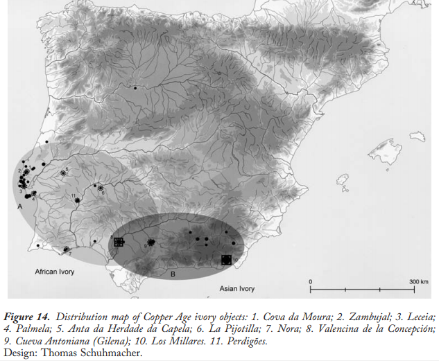 El marfil procede tanto de elefante africano como también de elefante asiático y en Valencina se ha documentado hasta un lugar de manufactura del mismo, prueba de la relevancia de esta artesanía de materia prima exótica.