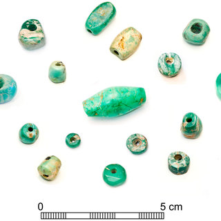 El otro gran material es la variscita, un mineral parecido a la turquesa que ya se empleó durante el Neolítico en Cataluña pero que ahora en el Calcolítico triunfa en el centro y oriente peninsular.