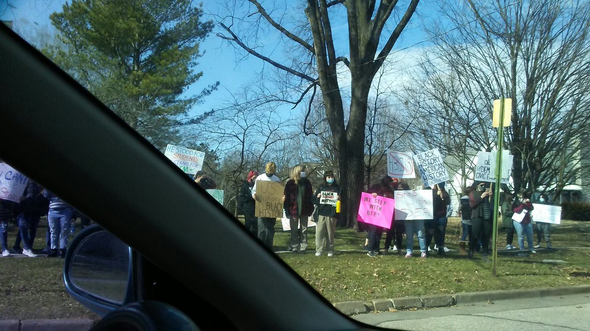 ArtisticVibes2's tweet photo. Let's go to a protest!

@5NEWS https://t.co/6V3egUrPs6