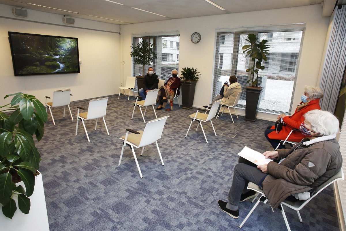 Bij GGD in Bussum geen koukleumende ouderen buiten; Aan de arm mee naar binnen en wachtruimte met rustgevende natuurbeelden dlvr.it/Rs5XqQ