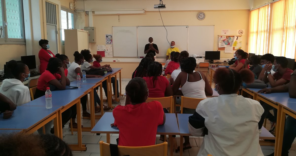 Ce jour, la matinée au @LgtReache a été marquée par l'opération "Changeons les règles" initiée par les éco-délégués pour annoncer la mise en place d'un distributeur de protections hygiéniques 100% biodégradables à l'infirmerie et sensibiliser sur les règles, SPM, endométriose...